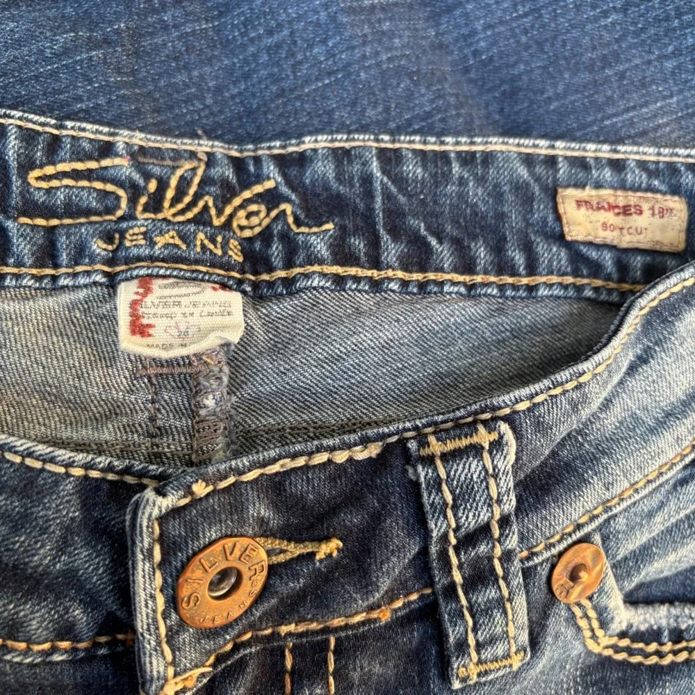 Silver Jeans Frances Bootcut Dark Wash Thick Stitching Jeans Women's Size 26x31 - Picture 3 of 3